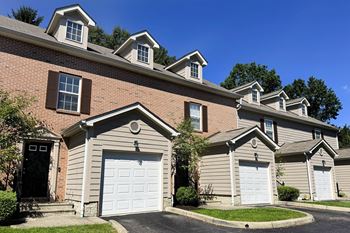 Detached garages/attached garages